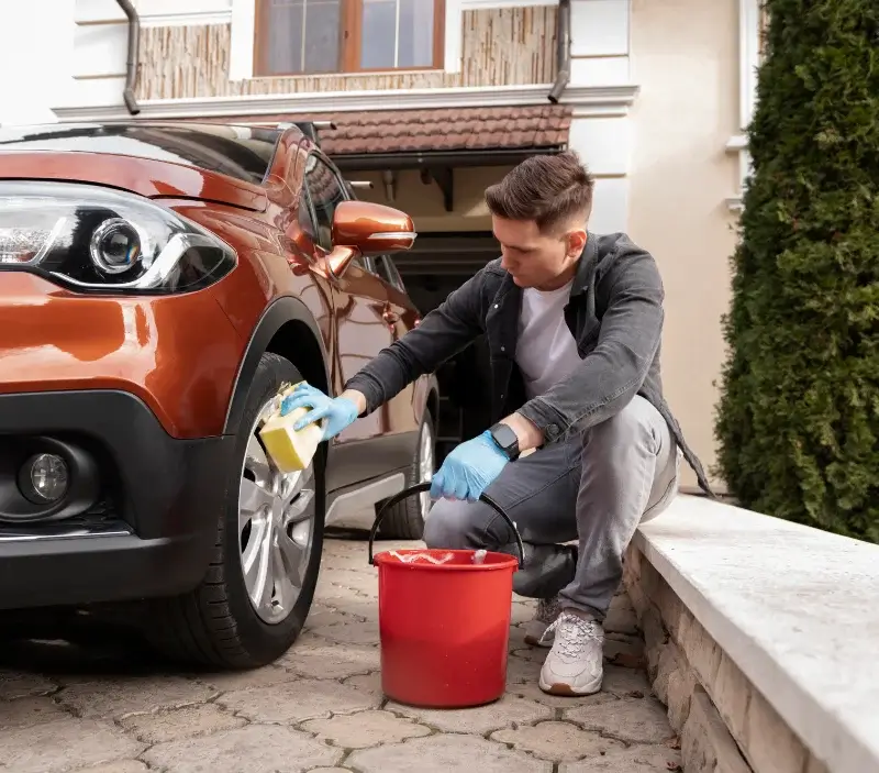Lavage auto à domicile Saint-Romain-les-Atheux : professionnel intervenant sur un véhicule